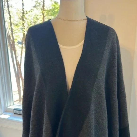 Isaac Mizrahi Cape, Black & Grey, NWOT, One Size - Picture 5 of 7